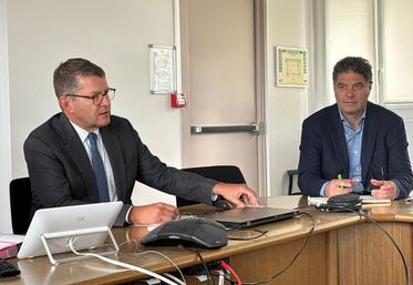 Le préfet de la Manche, Marc Chappuis et Thierry Hulmer, président du comité d'organisation de Planet'Elevage font le point sur la foire de Lessay.