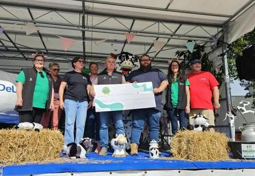 L'association Agri Night a remis un chèque de 3 000 € au Service de remplacement pour permettre aux agriculteurs de se faire remplacer le temps d'un week-end.