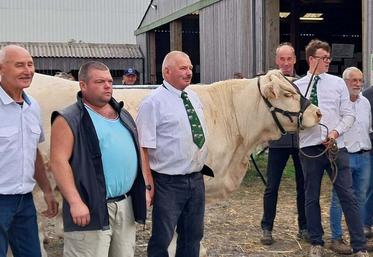 À Lessay, le concours en race Charolaise, jugé par le mayennais, Patrice Bigot, a vu Sikojulo, née chez Yves Tardif, repartir avec le titre de meilleur animal du concours.
