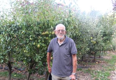 Bernard Coulon, 88 ans, ancien pépiniériste, cultive depuis 80 ans son jardin, au 35 rue de la demi-lune, à Alençon.