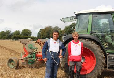 Alban, 22 ans et Théo, 16 ans, ont participé au concours de labour qui s'est déroulé dimanche 30 août à Saires-la-Verrerie.