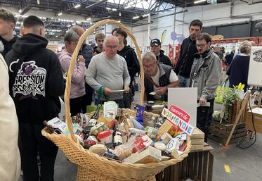 Concentration maximale pour estimer le juste poids de ce panier gourmand et tenter de remporter huit produits des producteurs Saveurs de Normandie.
