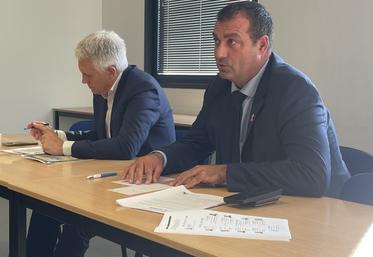 Seuls Joël Bruneau, député de la première circonscription du Calvados, et Christophe Blanchet, député de la quatrième circonscription et vice-président de l'Assemblée nationale, ont fait le déplacement, lundi 5 octobre 2026.