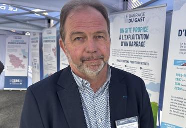 "Demain, les gens vont se nourrir de ce qu'ils voient défiler sur leur téléphone ? Ou des productions agricoles qui auront parfois besoin d'être irriguées ?" demande Jean-Yves Heurtin.