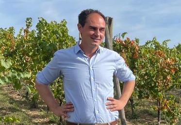 Etienne Fournet a fait visiter le domaine viticole à Hervé Morin, président de la Région Normandie.