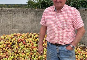 Installé depuis 1972, Michel Breton subit une année "désastreuse" sur la récolte de ses pommes. Seule l'année 1976 avait été plus terrible pour l'activité cidricole : "il n'y avait aucun fruit dans les arbres cette année-là".