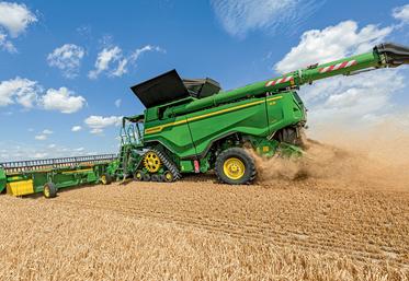 "Nous ne nous contenterons pas des propos des services des routes qui suggèrent de faire venir des convois de camions pour déplacer les moissonneuses", dit Jean-Yves Heurtin, président de le Chambre d'agriculture.