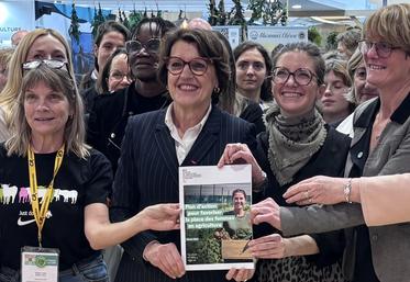 Le plan national pour favoriser la place des femmes en agriculture lancé lors du Salon de l'agriculture 2026, par la ministre Annie Genevard.