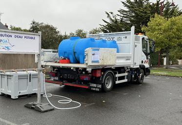 Installé sur la place de la mairie de Carolles, le camion-citerne a permis de fournir de l'eau aux habitants.