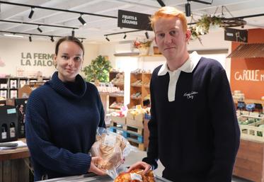 Charlotte et Julien Vauquelin ont concrétisé un rêve partagé en 2026 : lancer un atelier volailles, créer un magasin fermier et transformer leur production. "C'est agréable de rien devoir à personne. On travaille beaucoup plus qu'avant, mais on fait ce que l'on aime", clament-ils en cœur. 