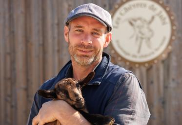 Sylvain et sa femme Audrey élèvent un troupeau de 60 chèvres alpines.