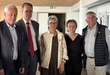Jean-Luc Lerouxel, vice-président de Saint-Lô Agglo, Philippe Brugnot, secrétaire général de la préfecture de la Manche, Marie-Pierre Fauvel, maire de Saint-Jean-d'Elle et son adjoint, Michel Hervieux, Virginie Chanroux, responsable du service eau potable et assainissement de l'agglo.