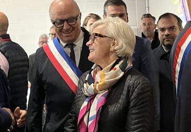 Catherine Vautrin, ministre de la Défense, a fait un détour au Congrès des maires. "je me suis un peu invitée", confie celle qui se sent des leurs. Elle a été élue six fois dans un conseil municipal.