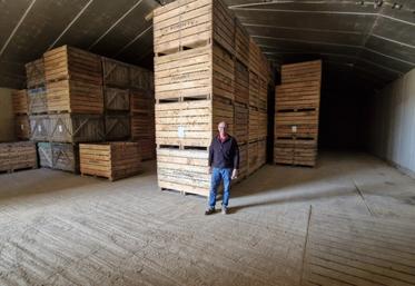 Habituellement, le bâtiment stockage est plein après la récolte. En cet été de sécheresse 2026, les rendements de Mario Fornet ont été divisés par deux.