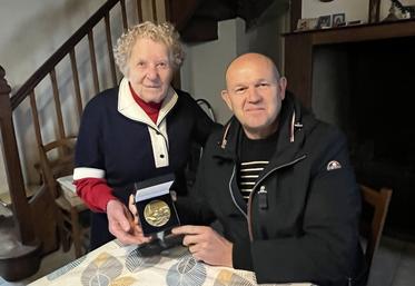 À 93 ans, Madeleine Gardie tient dans ses mains fièrement la médaille de la ville de Marigny-le-Lozon, remise par le maire, Fabrice Lemazurier.