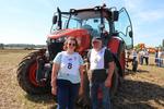 Marion Pilouer, salariée agricole, accompagnée de Patrick Montaufray, chef d'exploitation, entre deux allers-retours du concours de labour départemental lors de l'édition 2023 de la fête de la terre.