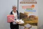 Céline Pacary, directrice de l'Association de gestion des ODG laitiers normands, a accueilli les visiteurs sur le stand des fromages AOP de Normandie lors du Fêno, au parc des expositions de Caen.