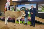 Gabriel Siroux, 13 ans, a remporté la première place du prix jeunes meneurs Blondes d'Aquitaine. Il est aux côtés du préfet de l'Orne, venu saluer les jeunes.