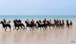 Tout au long de l'après-midi, pas moins d'une centaine de chevaux vont fouler le sable de Jullouville, seul hippodrome marin de Normandie et un des quatre de l'Hexagone.