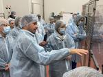 Guillaume Marie, gérant de la Ferme de la vieille abbaye à Barbery, a accueilli Clotilde Eudier et les équipes de la Région Normandie pour une visite de la nouvelle ligne de production de la teurgoule.