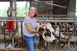 "J'ai du mal à croire que demain, il n'y est plus que du lait étranger. Il faut arrêter de décourager les jeunes de s'installer et soutenir l'élevage français", clame Emmanuelle Leroux, jeune installée de 28 ans.