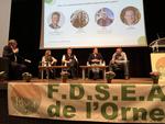 La table ronde sur la communication positive autour du métier d'agriculteur a réuni Valentine Amette, jeune agricultrice ornaise, Hervé Lapie, secrétaire général de la FNSEA, Thierry Bizeul, directeur du lycée agricole de Sées, et Denis Génissel, éleveur dans l'Orne.