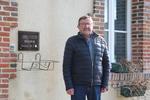 Bertrand Detroussel a consacré 43 ans de sa vie au service de la commune de Neuilly-le-Bisson. Lors des municipales en mars 2026, il a rendu son écharpe de maire.