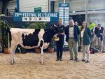 Alban Gosselin, originaire de la Manche, finit premier sur le podium du concours de jeunes présentateurs, au côté des juges du jour.