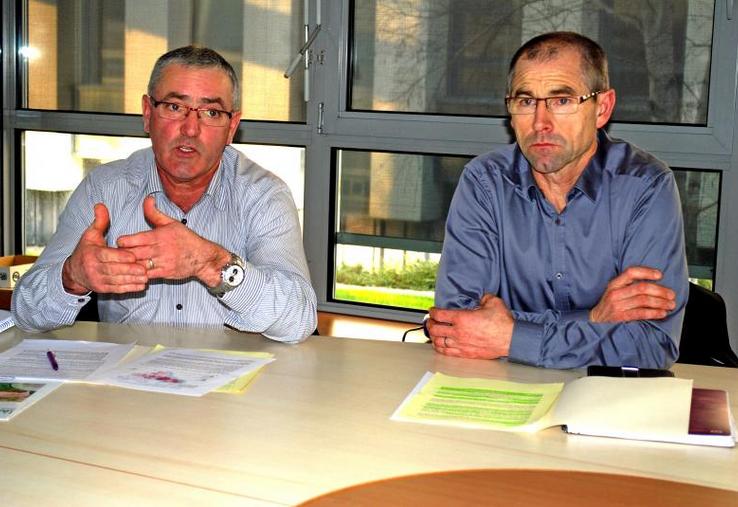 "Les entreprises ont pris les producteurs pour la variable d'ajustement", dénoncent Gérard Bourcier, président de la section porc et Joël Limouzin, président de la FDSEA.