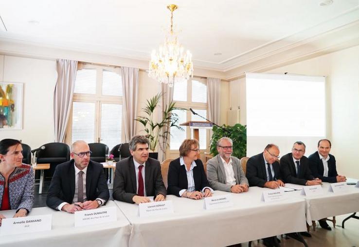 Les signataires de la charte de partenariat méthanisation, réunis lundi 27 mai au siège du Conseil départemental, à Angers.