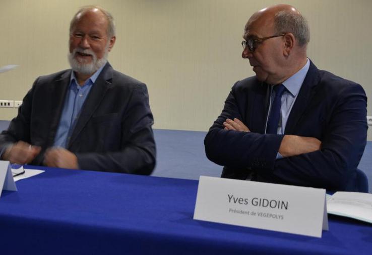 De g. à d. : Bruno Dupont, président du Sival ; Yves Gidoin, président de Végépolys, partenaire du salon, lors de la conférence de presse au Parc des expositions d’Angers, le 14 décembre dernier.