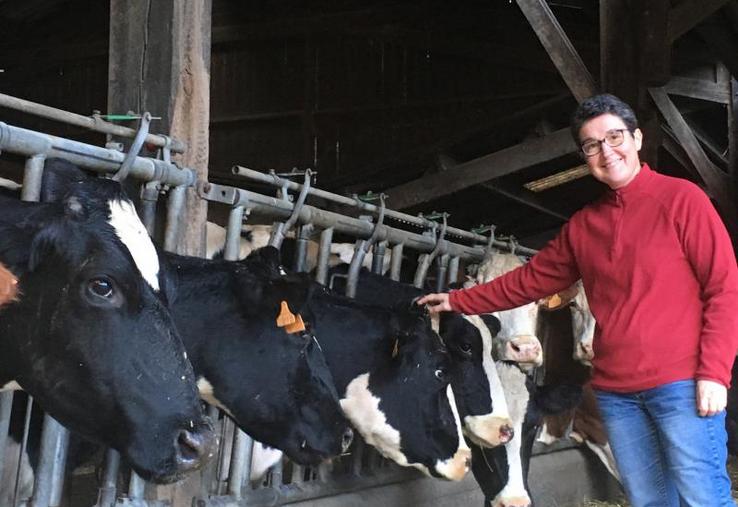 Blandine Guérin, 53 ans, est associée avec son mari, son frère et sa belle-sœur, sur la ferme où ses parents exerçaient déjà. L’exploitation produit du lait bio et vend un peu de lait cru en porte-à-porte sur la commune.