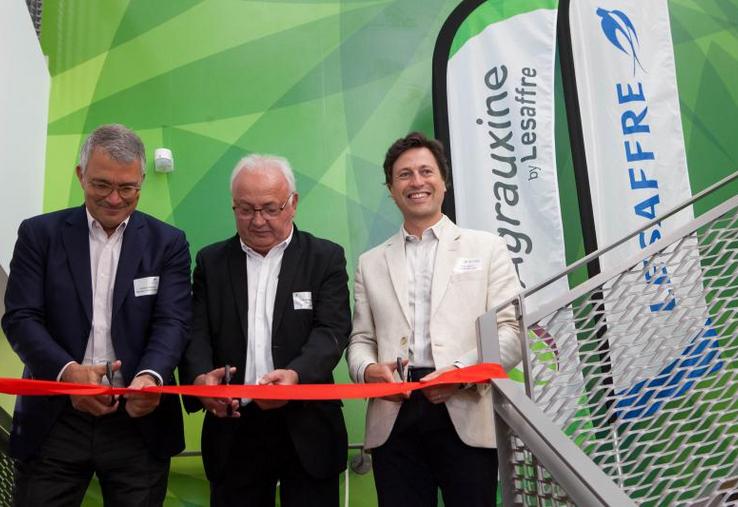 De gauche à droite : Antoine Baule, DG du groupe Lesaffre ; Didier Roisné, maire de Beaucouzé ; et Hugo Bony, DG d’Agrauxine, lors de l’inauguration des nouveaux locaux de l’entreprise de production de biosolutions, mardi 2 juillet à Beaucouzé.