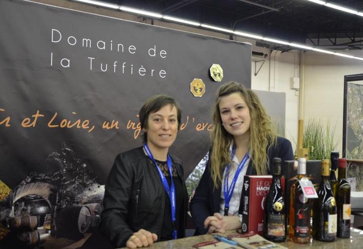 De gauche à droite, Clarisse Benesteau et son employée Alison Madelin du domaine de la Tuffière, à Lué-en-Baugeois.