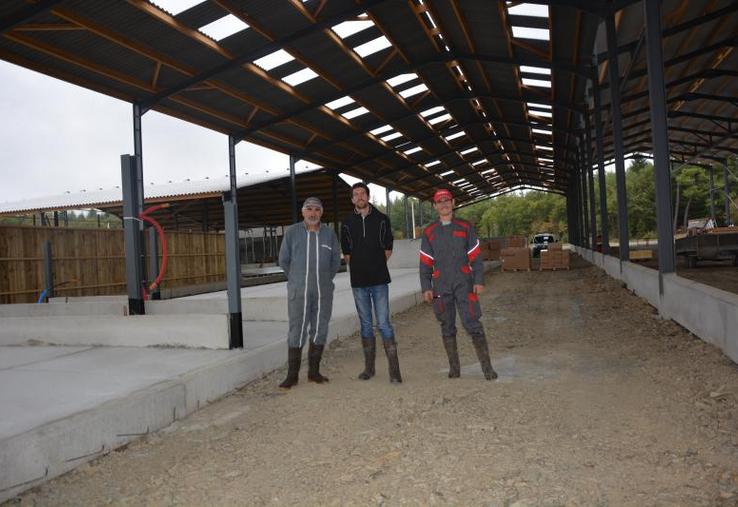Les associés du Gaec de la Forêt de Longuenée travaillent à la construction de leur nouveau bâtiment pour leurs vaches laitières.