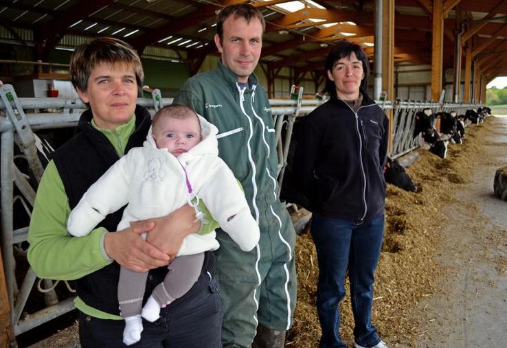 Patricia Grosbois, agricultrice et sa fille Léa ; Philippe Couet, l’agent qui la remplace pendant son congé maternité ; Nathalie Archambault, associée du Gaec.