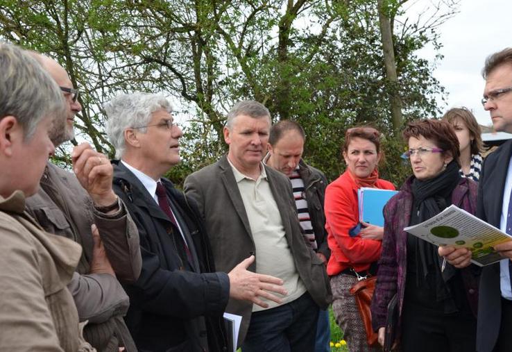Le 16 avril, Philippe Martin avait passé une journée dans les Mauges.Ici, avec les représentants agricoles, à La Tourlandry.