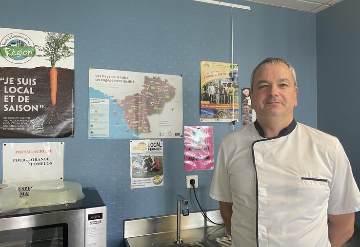 Jérôme Gauffreteau met en avant les fournisseurs locaux de produit dans la salle de restauration. Il sert tous les jours de la viande et un plat végétarien.