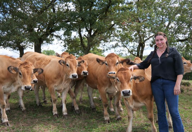 Marie Moreau, ici avec ses génisses parthenaises est devenue éleveuse depuis peu, après avoir travaillé longtemps avec des enfants.