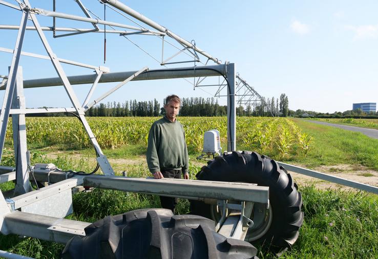 Antony Blourdier devant la rampe d'irrigation installée par le Gaec du Lathan dans une parcelle de maïs et plants de fraisiers.