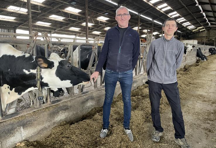 Jean-Claude Bretault, 55 ans et Vincent Ory, 45 ans, associés de l'EARL de la Bouillère. Installés sur 150 ha, ils élèvent 75 truies en naisseur-engraisseur et 73 vaches laitières. Il y a un robot de traite depuis 2009.