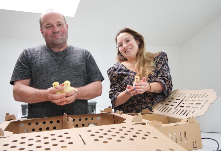 Patrick Pineau et sa fille Marie, de l'entreprise Atlantic Aviculture Services, installée à Tillières