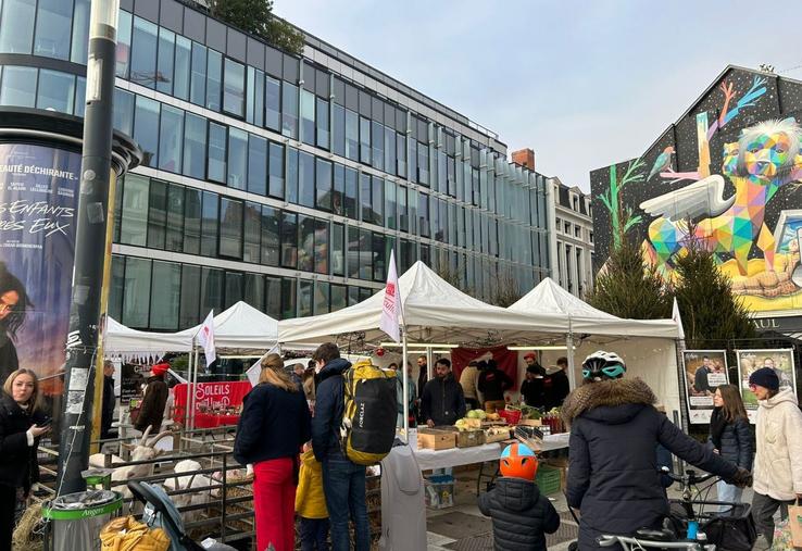 Ambiance conviviale sur le marché des Jeunes Agriculteurs samedi 14 décembre à Angers : un stand riche en couleurs et en saveurs, véritable vitrine du savoir-faire local.