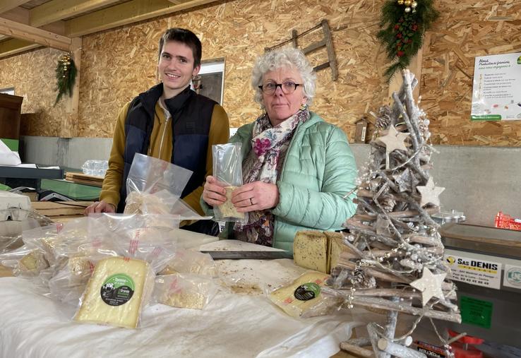 Thomas, apprenti en CS produits fermiers et Isabelle Brisset préparent les commandes pour le marché de Noël de Selb, en Allemagne.