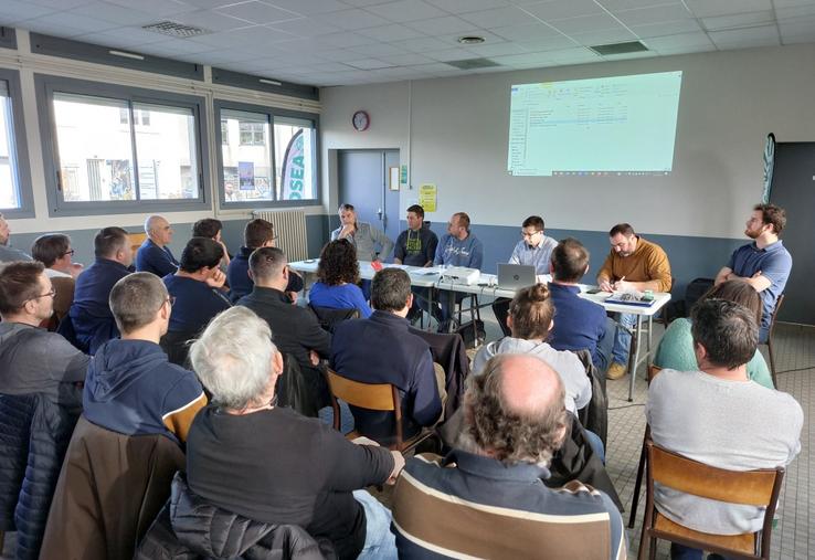 Claude Font, de la Fédération nationale ovine, (à gauche de l'image) aux côtés de Sylvain Piet et des responsables FDSEA-JA 49 à Chemillé, le 27 janvier.