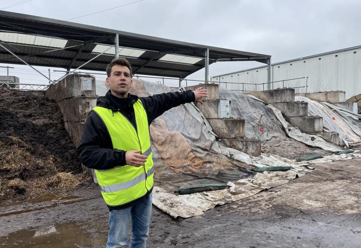 Thomas Soret, responsable des actions de sensibilisation chez Les Alchimistes - Maine-et-Loire, devant la plateforme de compostage.