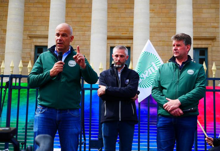 La FNSEA et les JA ont manifesté devant l'Assemblée nationale ce lundi 26 mai 2025.