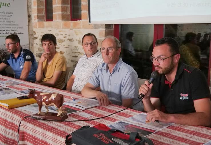 Antoine Ménard (au micro) a évoqué les concours passés et à venir pour la race rouge des prés. 