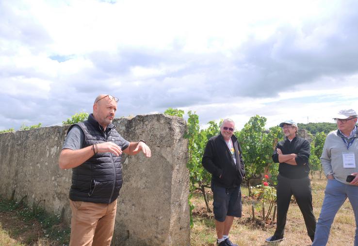 Lors d'une des visites du congrès, avec Fredrik Filliatreau, du Domaine de Parnay et Philippe Porché, président du collectif Fan de Chenin, à la parcelle Clos d'Entre les murs.