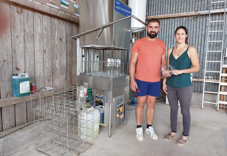 Julien et Audrey Hamelin ont investi dans une laveuse pour laver et réutiliser leurs bouteilles.